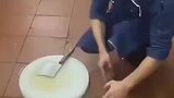 厨师拽着甲鱼敲打，把甲鱼弄晕后切除头部
