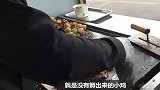 乡村生活：小伙吃街边美食一口气吃5个，吃的满嘴毛，好吃哭了