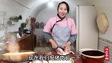 春姐做小米蒸肉，弟弟说比蒸排骨还好吃，姐弟三围着桌子吃热闹了