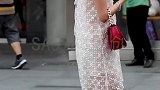 北京街拍：姐姐穿搭欧根纱连衣裙修身显瘦气质高雅