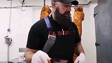 大胡子屠夫用一把小刀剔猪排骨，这技术是艺术吧！