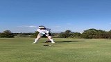 在球场偶遇高尔夫高手，美女这个挥杆动作，是我见过最标准的！