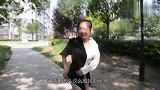 美女进城找厕所，问路却遇到个慢性子保安，两人对话太有才了