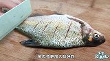 煎鱼时，一定记得不要直接下锅，简单2步，鱼皮不破不粘锅