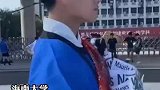 男生毕业不戴西方博士帽,身穿进士服摆满获奖证书拍照