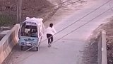 见义勇为的人，看到有人陷入困境，不会思考多余直接上前救助 见义勇为 感人
