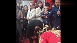 一看这新娘就是“懒货”，接下来的举动，把司仪都吓着了！