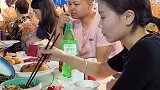 妻子给丈夫夹菜，丈夫说真是越来越合我胃口了
