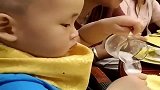 宝宝把椰汁喝出了酒的味道，真是太搞笑了