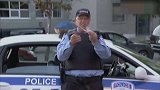 国外恶搞：警察叔叔被熊孩子用回旋镖砸中脑部，瞬间晕倒了