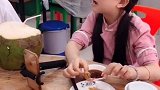 袖珍小夫妻第一次吃海鲜大餐，真是特别幸福