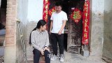 小伙娶了瘸腿妻子，大姐每个月给他几万，他却当面一套背后一套