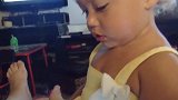 小朋友在看什么了，看着那么认真，是什么好东西啊！
