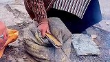 羊皮风箱煽风点火，燃烧“羊粪”，炖“羊肉”！