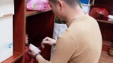 萌娃不好好吃饭，被爸爸堵在柜子里强喂