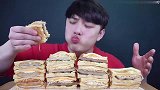韩国小哥大口吃三明治，这嘴里是开加速器了吗