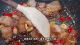 把面条放锅里蒸一下，出锅以后满屋飘香，全家人都抢着吃，真过瘾