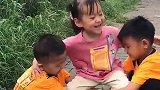 妹妹要骑大马，哥哥们为了满足妹妹，把手给妹妹骑