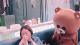 网红熊太搞笑啦，不单单跟小姐姐互动，居然还在一旁撒娇