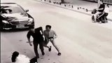 妻子路边羊水破裂，丈夫着急拦车求救，豪车停车救助