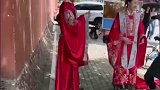 男孩偶遇新人穿汉服拍婚纱照，误以为遇到真皇上跑上前去一顿叩拜
