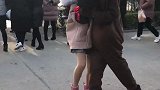 保安都被撵走了，终于等到了，看姑娘的害羞样子