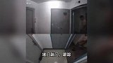 因投诉快递员致其罚款，女子7天内遭多次辱骂踹门跟踪，监控曝光