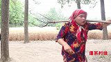 短剧：妈妈耳朵不舒服，姐妹俩拿勺和铁锹给妈妈挖耳朵，结果被打