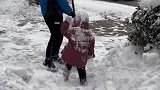 爸爸带女儿一起玩雪的场景，这个一定是亲爸