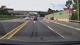 奥迪错过路口压线变道，车身占了两条车道！