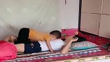 妈妈就想睡个觉真难，捣蛋儿子直接压了上去，疼的妈妈给他两巴掌