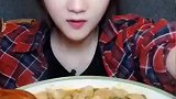 冒着热气的馄饨，妹子拿着木勺开吃，我都感觉烫嘴