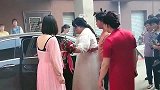 岁的小鲜肉娶了岁的女人，都说她是个富婆，今天亲眼见到我是服了