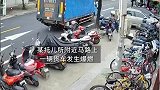 货车行驶途中自燃，消防员紧急疏散周围人员