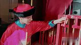 迪丽热巴为缓解紧张，在后台玩吸铁石分散注意力，太可爱了！