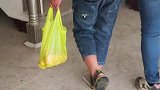 儿子想吃薯条，妈妈就动手来做，这味道不输肯德基