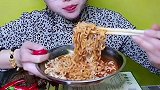 加了三包料的火鸡面小姐姐都吃得这么带劲，看来是个辣妹子啊