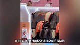 内蒙古一商场保洁用拖布清洁共享按摩椅，目击者称“天塌了”