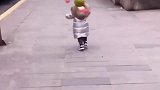 萌宝巧遇正在演习的消防员爸爸，一时竟然没有认出来，随后一幕大家直呼帅呆了！