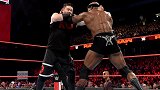 WWE-18年-RAW第1324期：单打赛 莱斯利VS欧文斯-单场