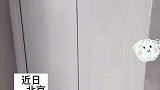 电梯楼层显示在20楼,楼梯间是23楼,房间号是22楼
