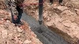 泵车正在倾泻水泥浆