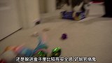 猫咪喜欢在小盒子里，黑猫坐在旁边看着