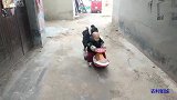 姐弟俩在玩的时候，碰见了一条狗狗，姐弟俩争着给狗狗起名字