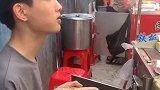 零零后的帅哥选择摆摊创业，生活再苦也要努力加油