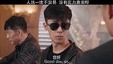 你一个小偷来装警察，这下好了吧，被发现了！