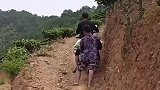 男子骑摩托车运输货物上山，结果从坎坡上摔下