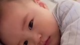 宝妈被宝宝折腾一夜没有睡着，第二天看到宝宝对自己笑