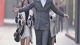 优秀的男人就是不一样，每天上下班都有女助理接送下班