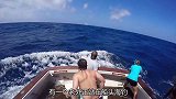老外立于船头海钓，剑鱼出水的瞬间，意外还是发生了！